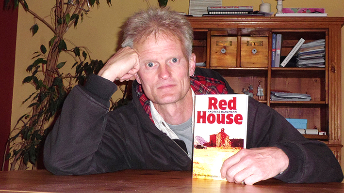 Bahli mit seinem Buch Red House